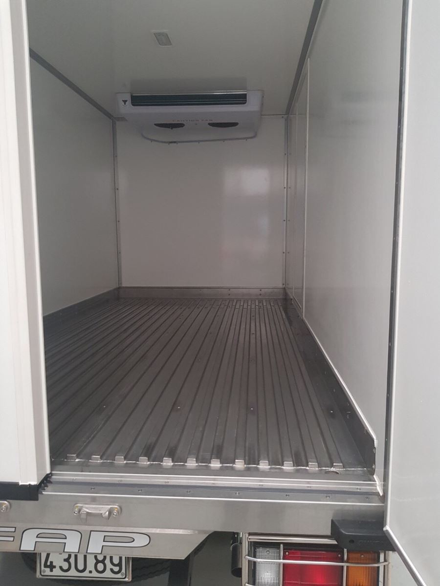 xe tải Isuzu QKR 210 thùng đông lạnh