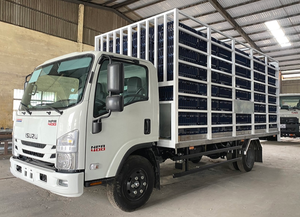 Isuzu NPR 400 tải trọng 3 tấn chở gia cầm