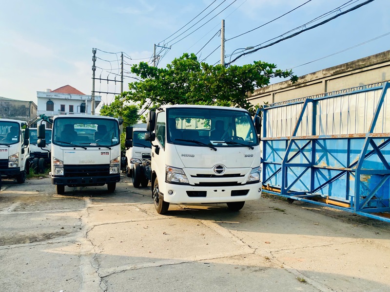 So sánh Isuzu NPR400 3T5 Euro 5 với Hino 300 XZu720L Euro 5