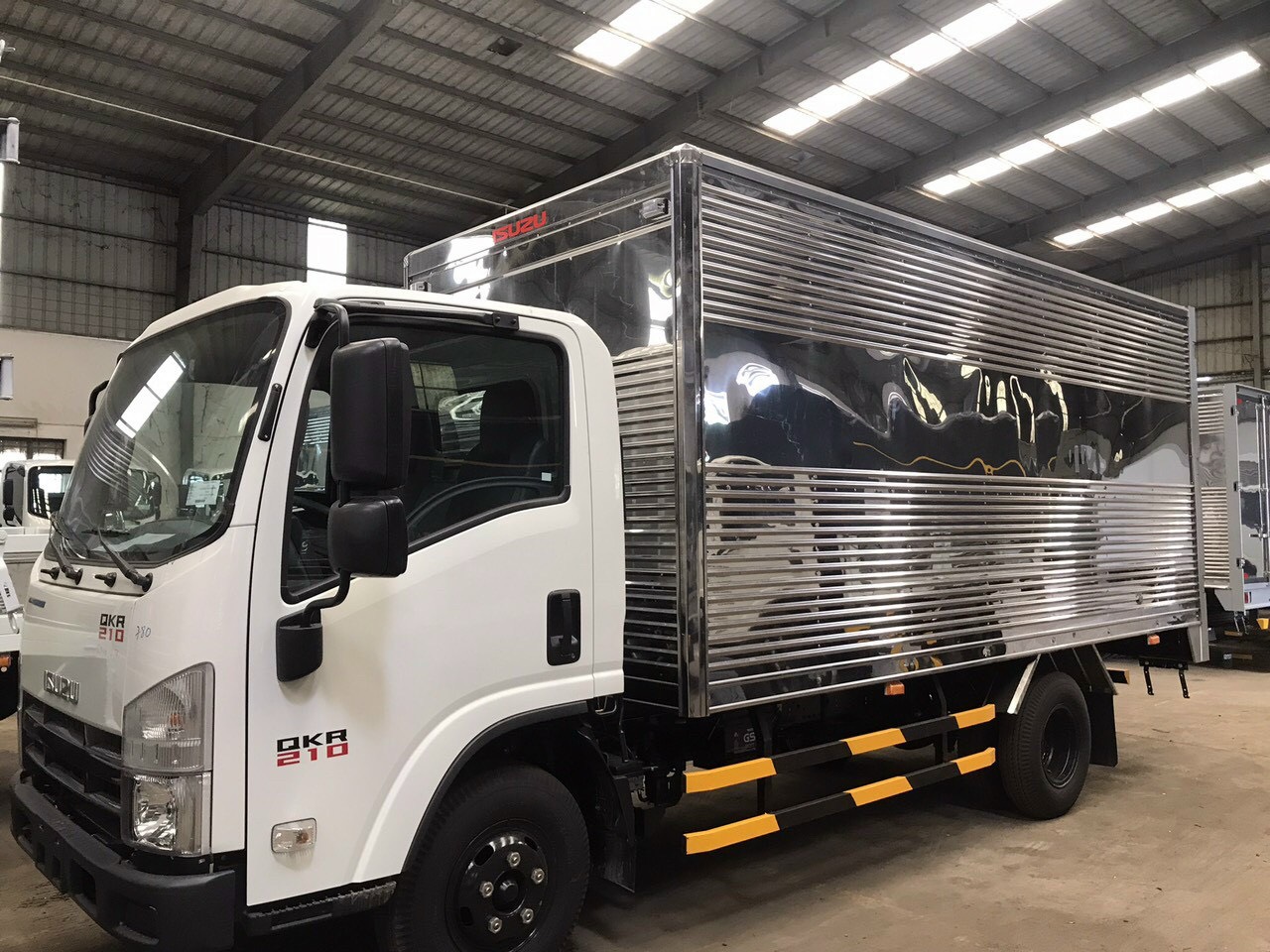xe tải Isuzu QKR 210 thùng kín tiêu chuẩn